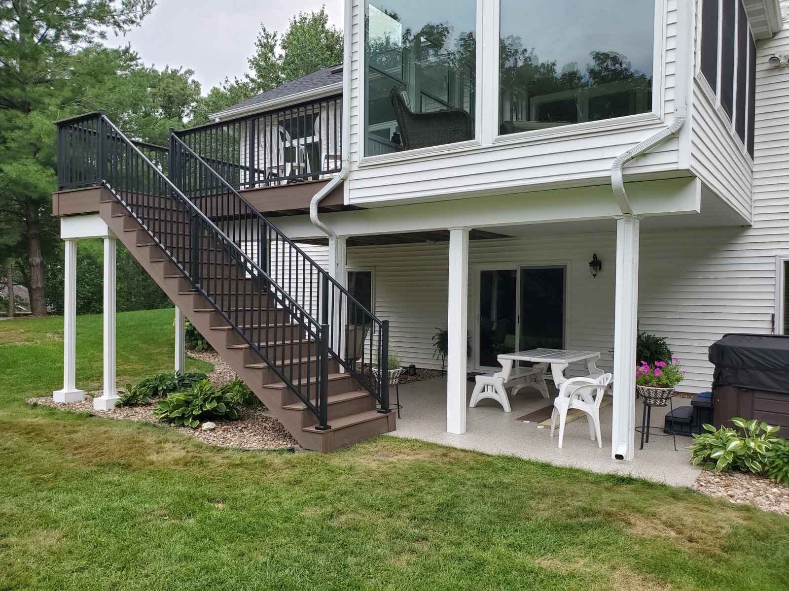 Furnished screen room with outdoor furniture in Coralville IA